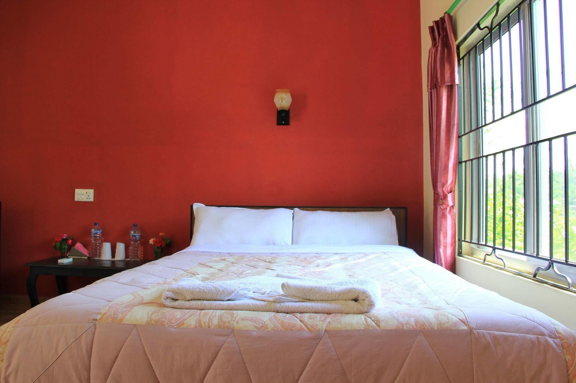 Chitwan Safari Camp & Lodge Sauraha Zewnętrze zdjęcie