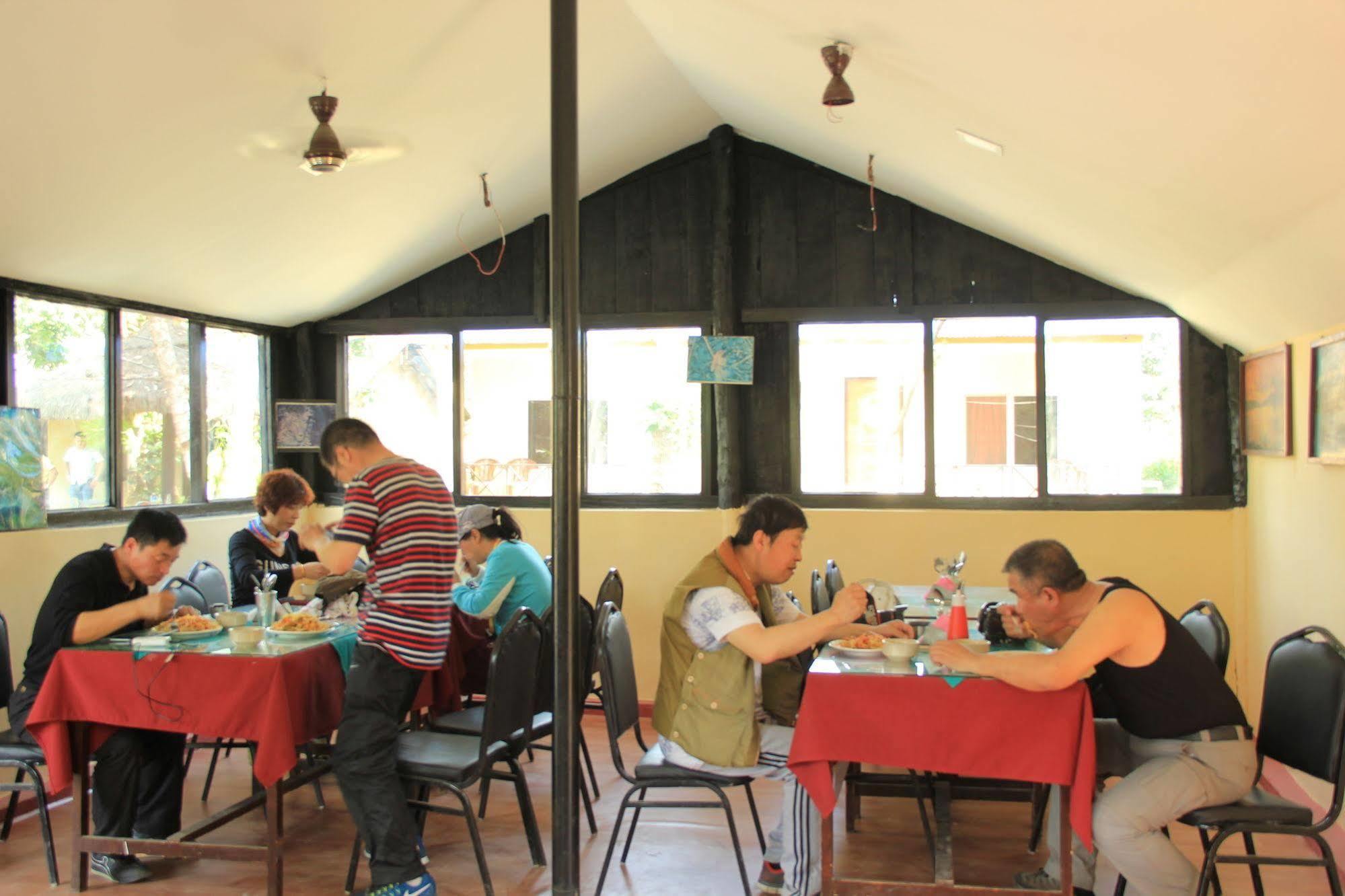 Chitwan Safari Camp & Lodge Sauraha Zewnętrze zdjęcie